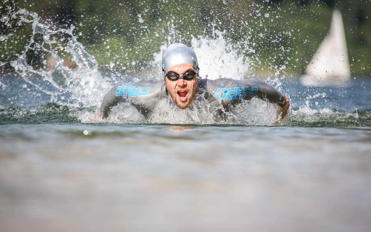 Sportler schwimmt und trägt X-Pulsor Pro Anzug von Camaro