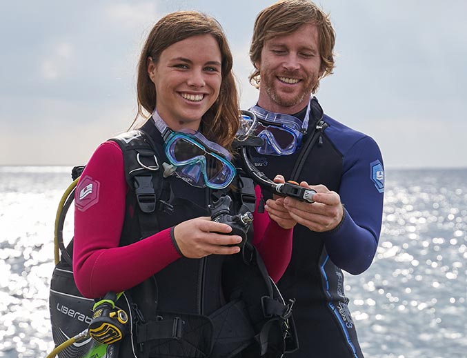 Mann und Frau testen Alpha 3mm Pro Overall camaro suit