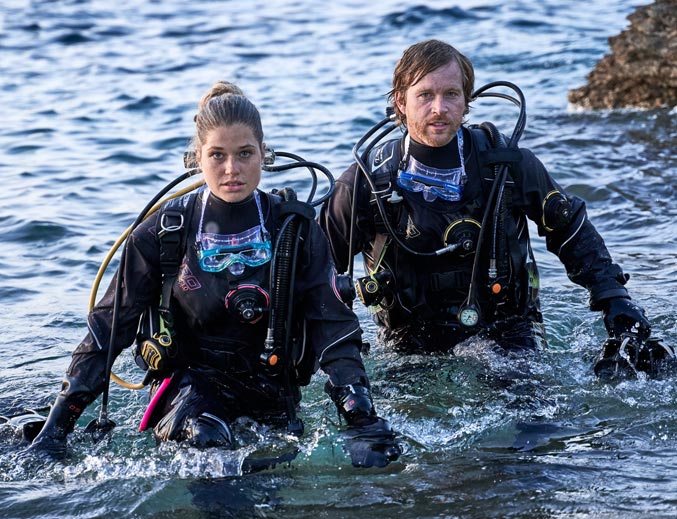 Camaro Tauchanzug Drytec Lite 3.0 Mann und Frau kommen aus dem Wasser und tragen Drytec Lite 3.0 Anzüge von Camaro