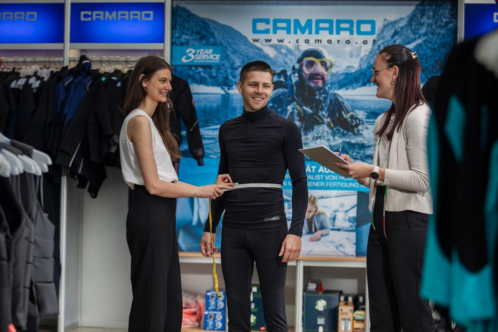 Mitarbeiter fertigen maßgeschneiderte Camaro Produkte an